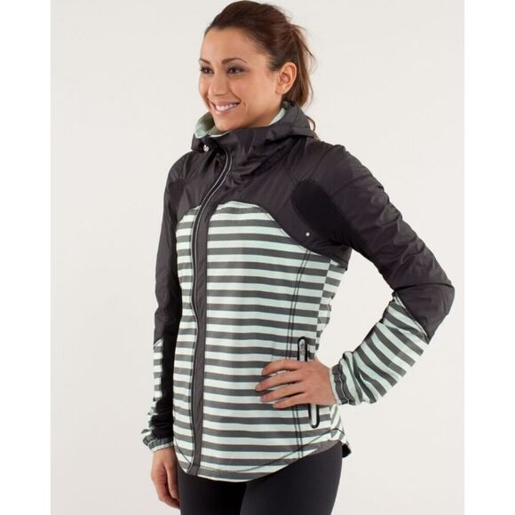Lululemon Run: Get Up And Glow Jacket *Reflective 360 - Picture 1 of 12